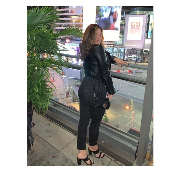 Meet your Posher, Ivanna - Picture 1 of 1